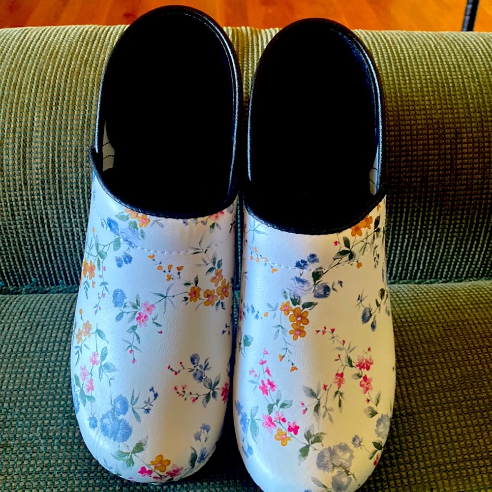 Bjork Professional linnea  floral leather NWB clogs